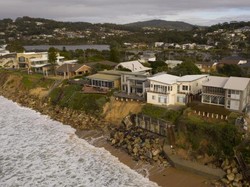 Apes Benar, Rumah-rumah Mewah di Tepi Pantai Ini Terancam Longsor