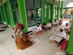 Kala Siswa SD di Ciamis Belajar di Teras Masjid dan Rindu Sekolah