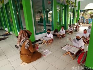 Kala Siswa SD di Ciamis Belajar di Teras Masjid dan Rindu Sekolah Kala Siswa SD di Ciamis Belajar di Teras Masjid dan Rindu Sekolah