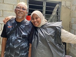 Kisah Haru Wanita yang Nangis Saat Pakai Jas Hujan Plastik Sampah dari Ayah