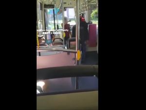 Tak Pakai Masker, Penumpang Bus Ini Malah Ngamuk Saat Ditegur