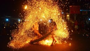 Tradisi Perang Obor di Tengah Pandemi