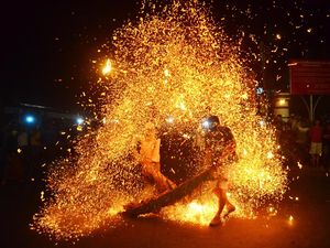 Tradisi Perang Obor di Tengah Pandemi