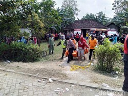 2 Backhoe Dikerahkan, Jasad Penggali Sumur yang Tertimpa Longsor Ditemukan