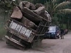 Viral Video Detik-detik Truk Muatan Batu Terguling di Depan Rumah Duka