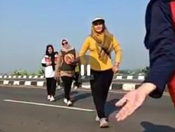 Ini Dia Aksi 7 Emak-emak Main TikTok di Exit Tol Berujung Viral