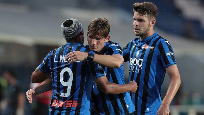 BERGAMO, ITALY - JULY 21:  Luis Muriel of Atalanta BC celebrates with his team-mates Marten De Roon (C) and Berat Djimsiti (R) after scoring the opening goal during the Serie A match between Atalanta BC and Bologna FC at Gewiss Stadium on July 21, 2020 in Bergamo, Italy.  (Photo by Emilio Andreoli/Getty Images)