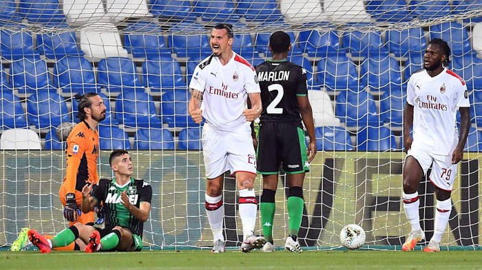 REGGIO NELLEMILIA, ITALY - JULY 21: Zlatan Ibrahimovic of AC Milan celebrates after scoring the opening goal during the Serie A match between US Sassuolo and AC Milan at Mapei Stadium - Città del Tricolore on July 21, 2020 in Reggio nellEmilia, Italy. (Photo by Alessandro Sabattini/Getty Images)