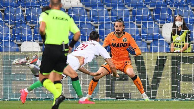 REGGIO NELL'EMILIA, ITALY - JULY 21: Zlatan Ibrahimovic of AC Milan scores the opening goal during the Serie A match between US Sassuolo and AC Milan at Mapei Stadium - Città del Tricolore on July 21, 2020 in Reggio nell'Emilia, Italy. (Photo by Alessandro Sabattini/Getty Images)