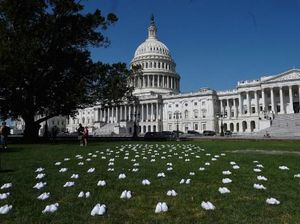 Banyak Perawat Kena Corona, 164 Pasang Sepatu Disebar di Halaman Parlemen AS Banyak Perawat Kena Corona, 164 Pasang Sepatu Disebar di Halaman Parlemen AS