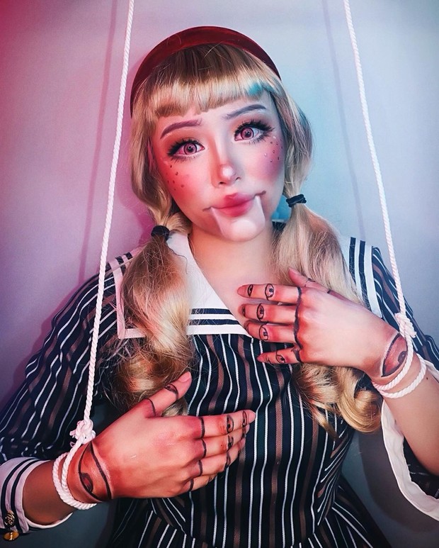 Beauty vlogger Janine Instansari membagikan video tutorial makeup karakter sebuah boneka.