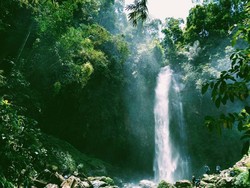 Pesona Air Terjun Lembah Pelangi di Lampung