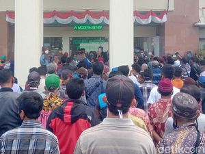 Tuntut Ganti Rugi Layak, Massa Terdampak Bendung Bener Geruduk PN Purworejo