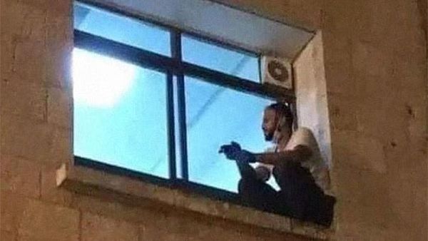 Aksi Pilu Anak Panjat Dinding RS Untuk Awasi Ibunya yang Positif Corona