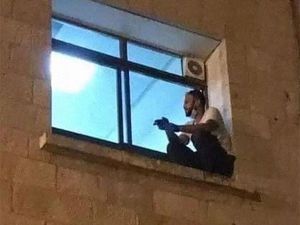 Aksi Pilu Anak Panjat Dinding RS Untuk Awasi Ibunya yang Positif Corona