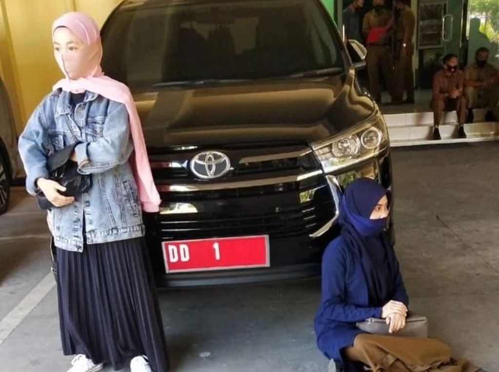 Wanita di Sulsel Adang Mobil Gubernur Minta Jasad Ibu di Makam COVID Dipindah