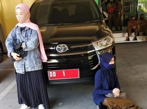 Wanita di Sulsel Adang Mobil Gubernur Minta Jasad Ibu di Makam COVID Dipindah Wanita di Sulsel Adang Mobil Gubernur Minta Jasad Ibu di Makam COVID Dipindah