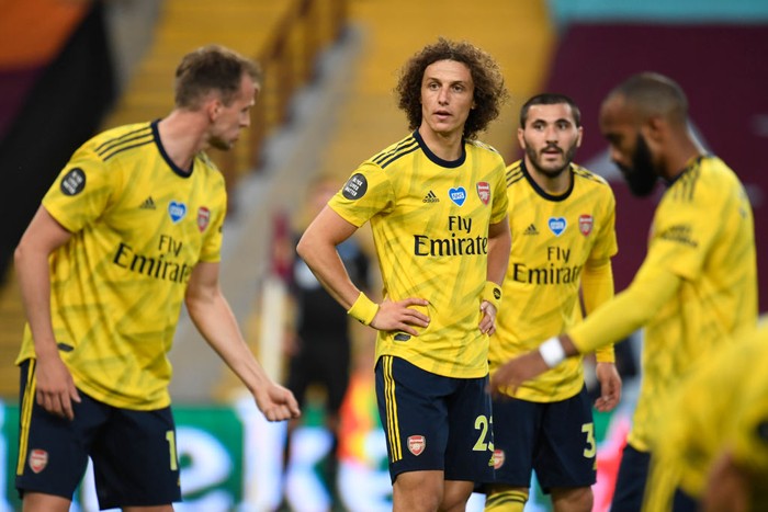 BIRMINGHAM, ENGLAND - JULY 21: David Luiz of Arsenal reacts with his team during the Premier League match between Aston Villa and Arsenal FC at Villa Park on July 21, 2020 in Birmingham, England. Football Stadiums around Europe remain empty due to the Coronavirus Pandemic as Government social distancing laws prohibit fans inside venues resulting in all fixtures being played behind closed doors. (Photo by Peter Powell/Pool via Getty Images)