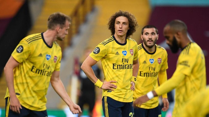 BIRMINGHAM, ENGLAND - JULY 21: David Luiz of Arsenal reacts with his team during the Premier League match between Aston Villa and Arsenal FC at Villa Park on July 21, 2020 in Birmingham, England. Football Stadiums around Europe remain empty due to the Coronavirus Pandemic as Government social distancing laws prohibit fans inside venues resulting in all fixtures being played behind closed doors. (Photo by Peter Powell/Pool via Getty Images)