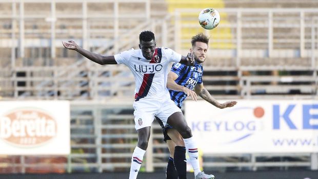Bologna's Musa Barrow, left, and Atalanta's Rafael Tolói vie for the ball during the Italian Serie A soccer match between Atalanta and Bologna, at the Gewiss Stadium in Bergamo, Italy, Tuesday, July 21, 2020. (Giuseppe Zanardelli/LaPresse via AP)