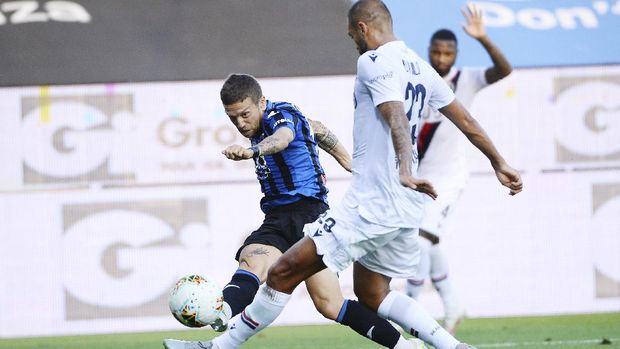 Atalanta's Papu Gómez kicks the ball during the Italian Serie A soccer match between Atalanta and Bologna, at the Gewiss Stadium in Bergamo, Italy, Tuesday, July 21, 2020. (Giuseppe Zanardelli/LaPresse via AP)