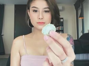 Heboh Klepon Tidak Islami, Awkarin Makan Klepon Gaya Anti Mainstream