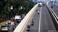Bahaya Banget! Pemotor Ini Terobos JLNT Kampung Melayu-Tanah Abang