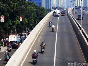 Bahaya Banget! Pemotor Ini Terobos JLNT Kampung Melayu-Tanah Abang Bahaya Banget! Pemotor Ini Terobos JLNT Kampung Melayu-Tanah Abang