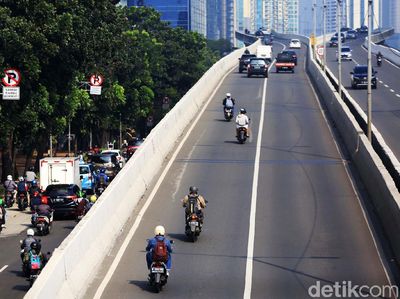 Bahaya Banget! Pemotor Ini Terobos JLNT Kampung Melayu-Tanah Abang
