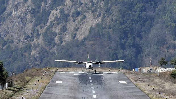 Bandara Nepal A private aircraft lands at the Tenzing-Hillary Airport in Lukla, some 140 kms northeast of Kathmandu, on March 22, 2020. - Nepal has suspended mountain expeditions and trekking amid the COVID-19 coronavirus outbreak. (Photo by PRAKASH MATHEMA / AFP)