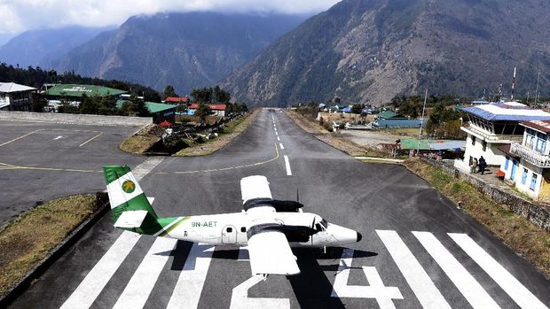 Bandara Nepal A private aircraft prepares for take off at the Tenzing-Hillary Airport in Lukla, some 140 kms northeast of Kathmandu on March 22, 2020. - Nepal has suspended mountain expeditions and trekking amid the COVID-19 coronavirus outbreak. (Photo by PRAKASH MATHEMA / AFP)