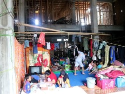 Melihat Siswa Korban Banjir di Wajo Sulsel Belajar Online di Pengungsian