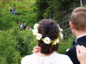 Dampak Corona, Sepasang Kekasih Menikah di Tengah Hutan Swedia-Norwegia