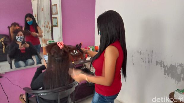 Dewi perempuan yang viral siap dinikahi pembeli tanah di Kudus melayani pelanggan salonnya