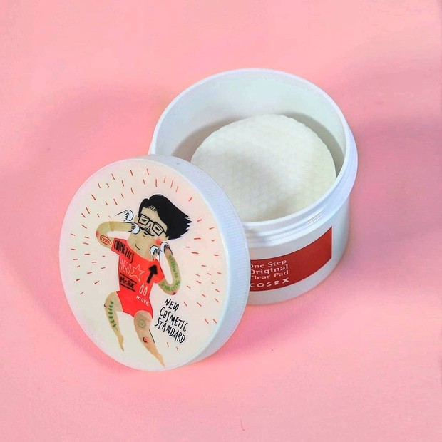 Ada banyak varian exfoliate pads dari CORSX. Salah satu yang paling tinggi peminat adalah One Step Original Clear Pads yang cocok untuk kulit kombinasi dan berminyak.
