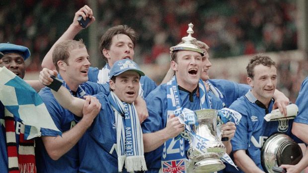 LONDON, ENGLAND - MAY 20: Everton captain Dave Watson celebrates with the trophy and team mates (L-R) Daniel Amokachi, Joe Parkinson, Anders Limpar, Gary Ablet (back) Watson, Matt Jackson (slightly obscured) and Barry Horne after the 1995 FA Cup Final between Everton and Manchester United at Wembley Stadium on May 20, 1995 in London, United Kingdom. (Photo by Allsport/Getty Images/Hulton Archive)