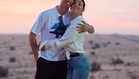 Georgina Rodriguez dan Cristiano Ronaldo juga suka liburan keliling dunia, seperti kala menjelajahi gurun pasir di Dubai ini (Instagram/georginagio)