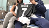 Georgina juga suka menemani sang kekasih di stadion (Instagram/georginagio)