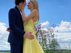 Brooklyn Beckham dan Tunangan Pakai Kalung Terbuat dari Gigi Manusia