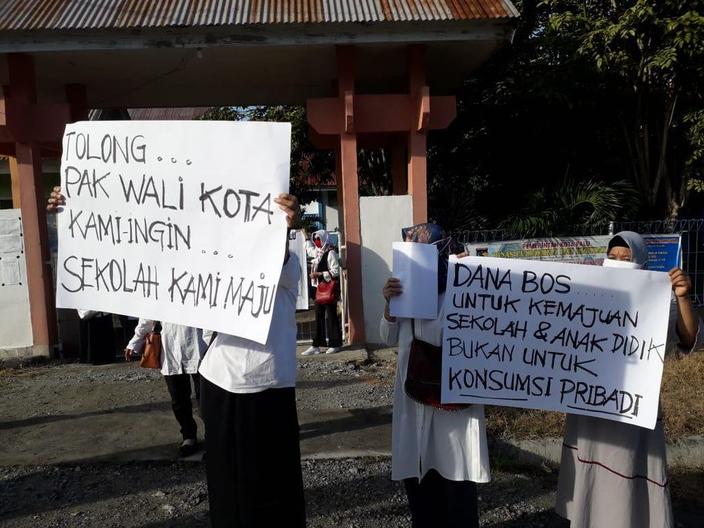 Gegara Duit BOS, Guru dan Murid SMPN 19 Palu Demo Minta Ganti Kepsek Gegara Duit BOS, Guru dan Murid SMPN 19 Palu Demo Minta Ganti Kepsek