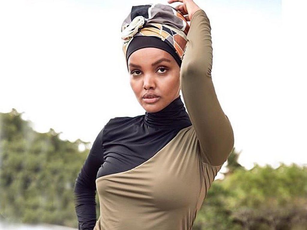 Halima Aden Kembali Jadi Model Baju Renang Muslimah untuk Sports Illustrated Halima Aden Kembali Jadi Model Baju Renang Muslimah untuk Sports Illustrated