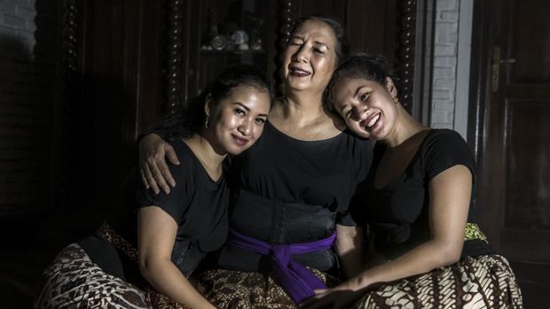 Penari Maria Darmaningsih (tengah), Ratri Anindyajati (kiri) dan Sita Tyasutami (kanan) berpose saat sesi pemotretan di Depok, Jawa Barat, Minggu (21/6/2020). Ketiga penari yang merupakan pasien 01, 02 dan 03 COVID-19 di Indonesia yang telah sembuh tersebut kini telah kembali berkarya di dunia seni tari.  ANTARA FOTO/Muhammad Adimaja/pras.