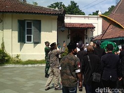Gema Tahlil Sambut Kedatangan Jenazah Pangeran Arief Natadiningrat