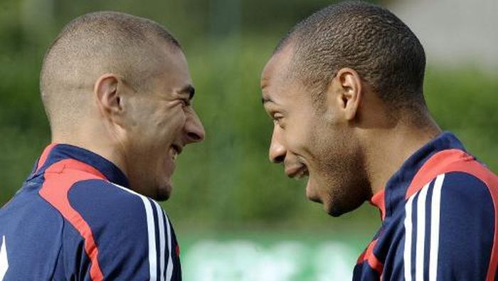 Karim benzema, Thierry henry Frances forward Thierry Henry (R) jokes with forward Karim Benzema during a training session in Clairefontaine, south of Paris, on September 3, 2008, three days ahead of the World Cup 2010 qualifying football match against Austria in Vienna. AFP PHOTO FRANCK FIFE (Photo by FRANCK FIFE / AFP)