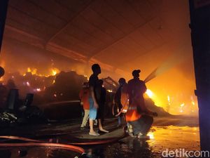 Gudang Pabrik Obat Nyamuk di Mojokerto Membara Dilalap Si Jago Merah