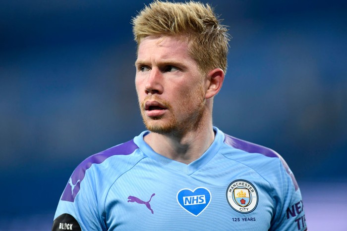 MANCHESTER, ENGLAND - JULY 02: Kevin De Bruyne of Manchester City looks on during the Premier League match between Manchester City and Liverpool FC at Etihad Stadium on July 02, 2020 in Manchester, England. Football Stadiums around Europe remain empty due to the Coronavirus Pandemic as Government social distancing laws prohibit fans inside venues resulting in all fixtures being played behind closed doors. (Photo by Peter Powell/Pool via Getty Images)