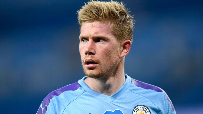 MANCHESTER, ENGLAND - JULY 02: Kevin De Bruyne of Manchester City looks on during the Premier League match between Manchester City and Liverpool FC at Etihad Stadium on July 02, 2020 in Manchester, England. Football Stadiums around Europe remain empty due to the Coronavirus Pandemic as Government social distancing laws prohibit fans inside venues resulting in all fixtures being played behind closed doors. (Photo by Peter Powell/Pool via Getty Images)