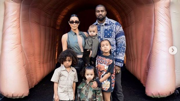 Kim Kardashian Urungkan Niat Cerai Dari Kanye West Demi 4 Anaknya [ 350 x 620 Pixel ]