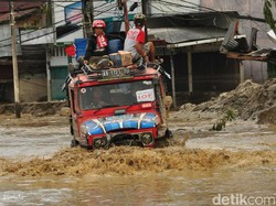 Komunitas Mobil Off Road Tembus Desa Terisolir Akibat Banjir Masamba