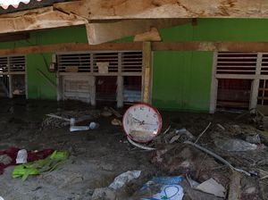 Lumpur Masih Tutupi Rumah Warga Usai Banjir Bandang Lumpur Masih Tutupi Rumah Warga Usai Banjir Bandang